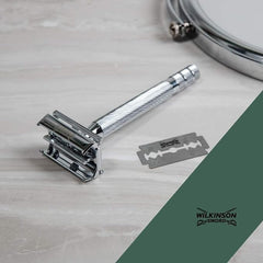 Boîte Wilkinson Sword Classic DE avec lames alignées prête à l’emploi.