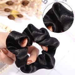 Willbond scrunchies satin noir usage quotidien, idéal pour cheveux détachés ou noués.