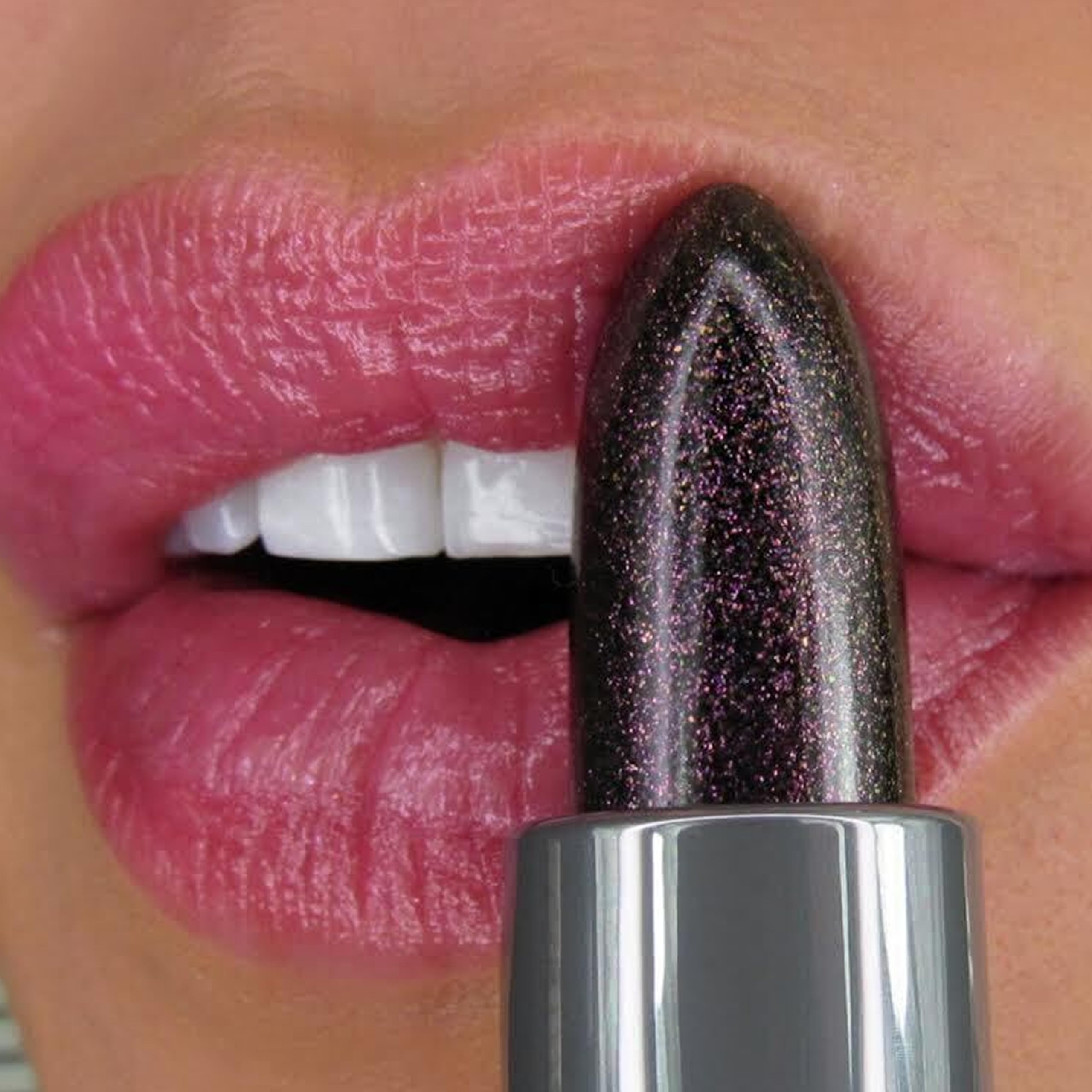 Échantillon de teinte du Winky Lux Aurora Glimmer Balm sur peau.