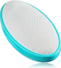 Brosse exfoliante WIZKER pour visage et corps tenue en main, peau plus lisse.
