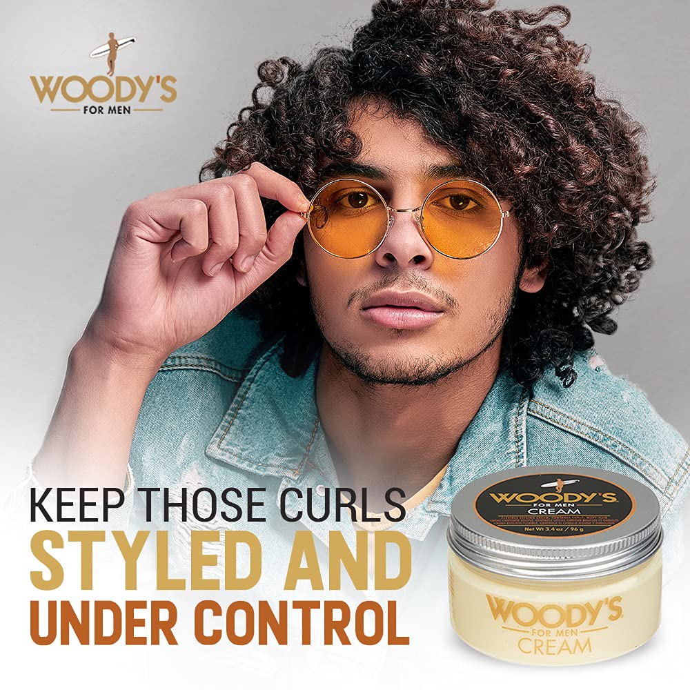 Woody's Crème coiffante: mains appliquant pour définir les boucles.