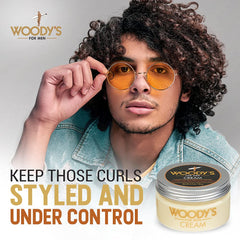 Woody's Crème coiffante: mains appliquant pour définir les boucles.