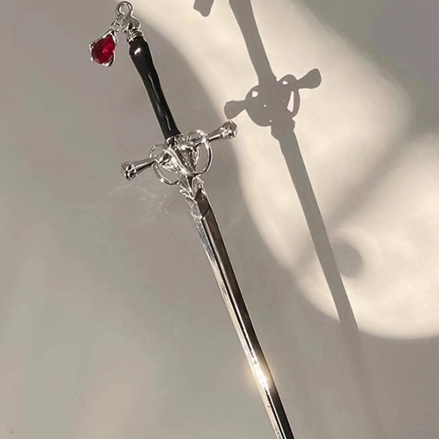 WOVOWOVO epee-cheveux chignon-accessoire apportant une touche fantasy.
