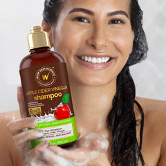 Mousse légère du Shampoing WOW Vinaigre de cidre appliquée en main