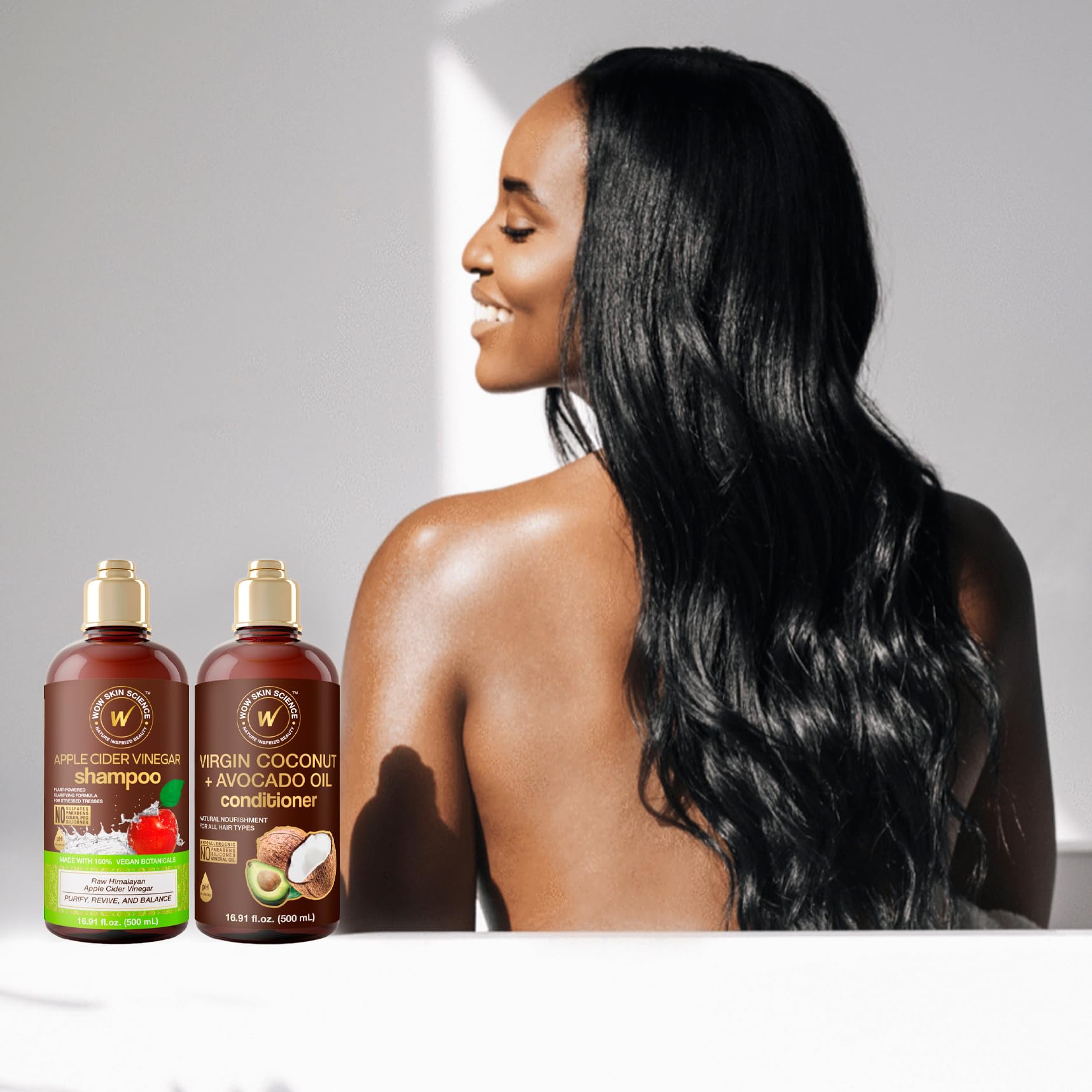 Cheveux brillants WOW Skin Science après utilisation, apparence saine et souples.