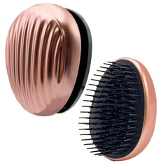 Brosse WYNK compacte en voyage avec capuchon protecteur, idéale pour cheveux propres et ordonnés.