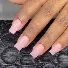 Les ongles XCREANDO rose, forme carré, adaptées aux tenues quotidiennes.