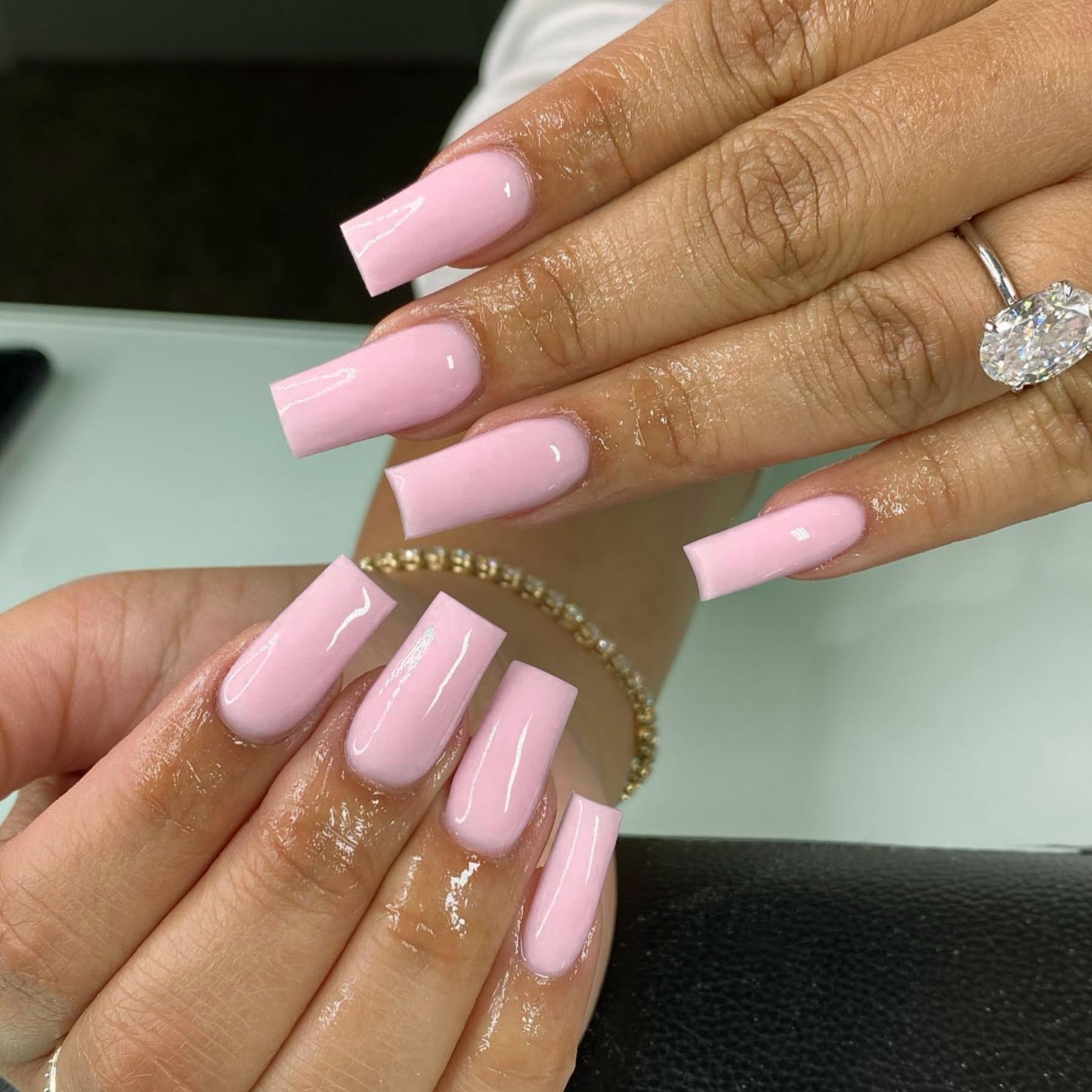 Ongles XCREANDO à poser rose, longueur moyenne, facilité d'utilisation et style chic.