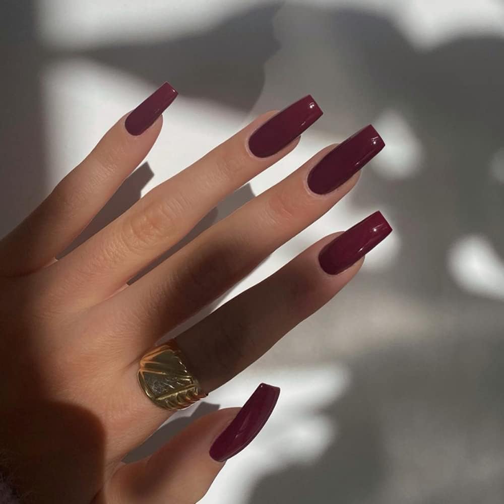 Ongles XCREANDO forme carré moyen-long pour un style moderne et chic.