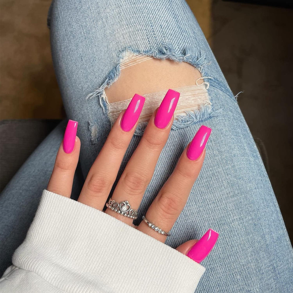 Ongles XCREANDO press-on rose neon, forme carrée et longueur moyenne pour un look audacieux.