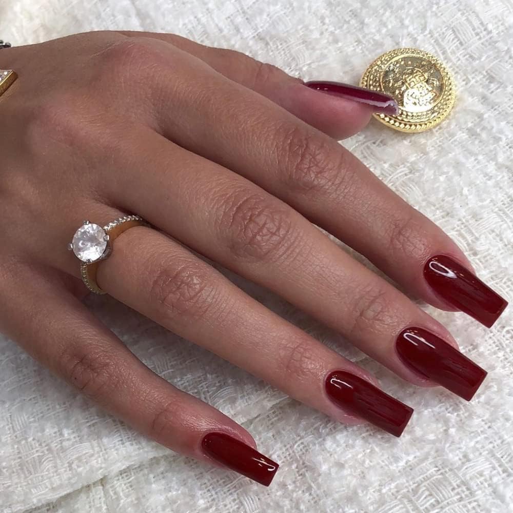 Ongles XCREANDO rouge vin press-on pour un look instantané et élégant.