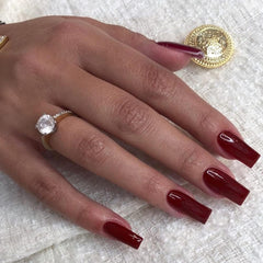 Ongles XCREANDO rouge vin press-on pour un look instantané et élégant.