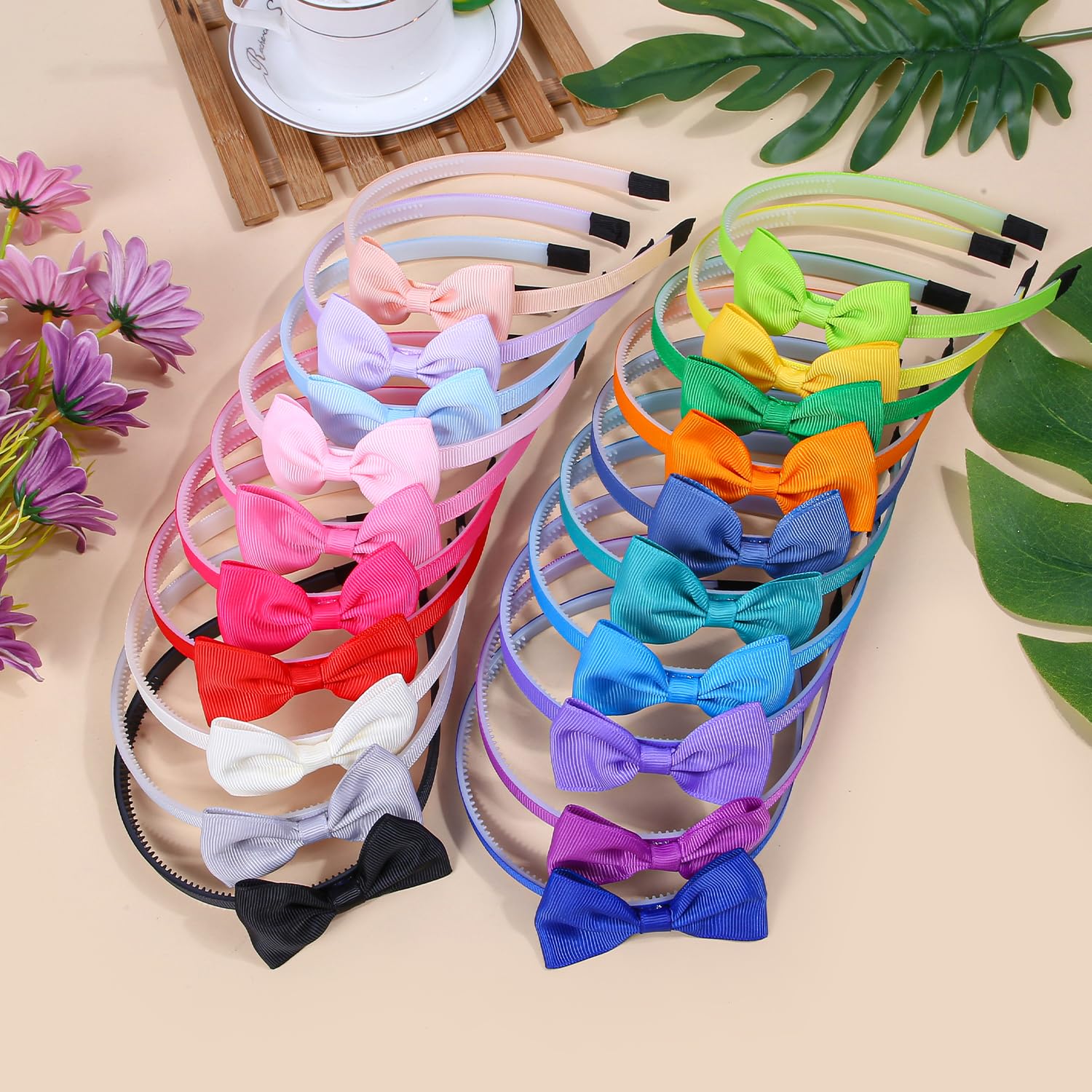 Plan rapproché sur bandeau XIMA avec noeud détaillé, tenue chic.
