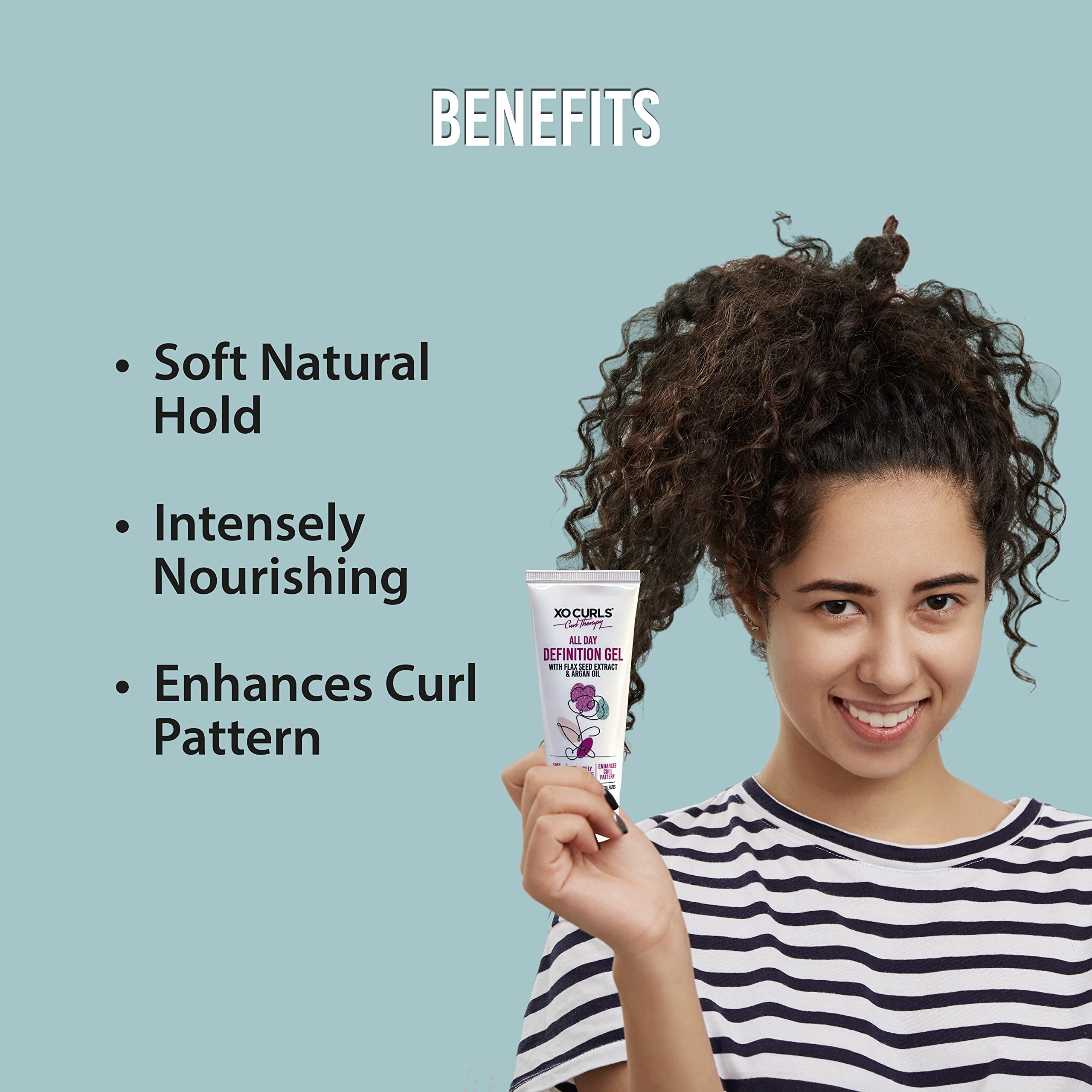 Application manuelle du XO Curls All Day Definition Gel pour boucles nettes.