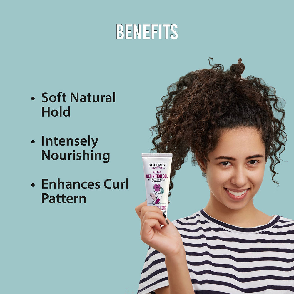 Application manuelle du XO Curls All Day Definition Gel pour boucles nettes.