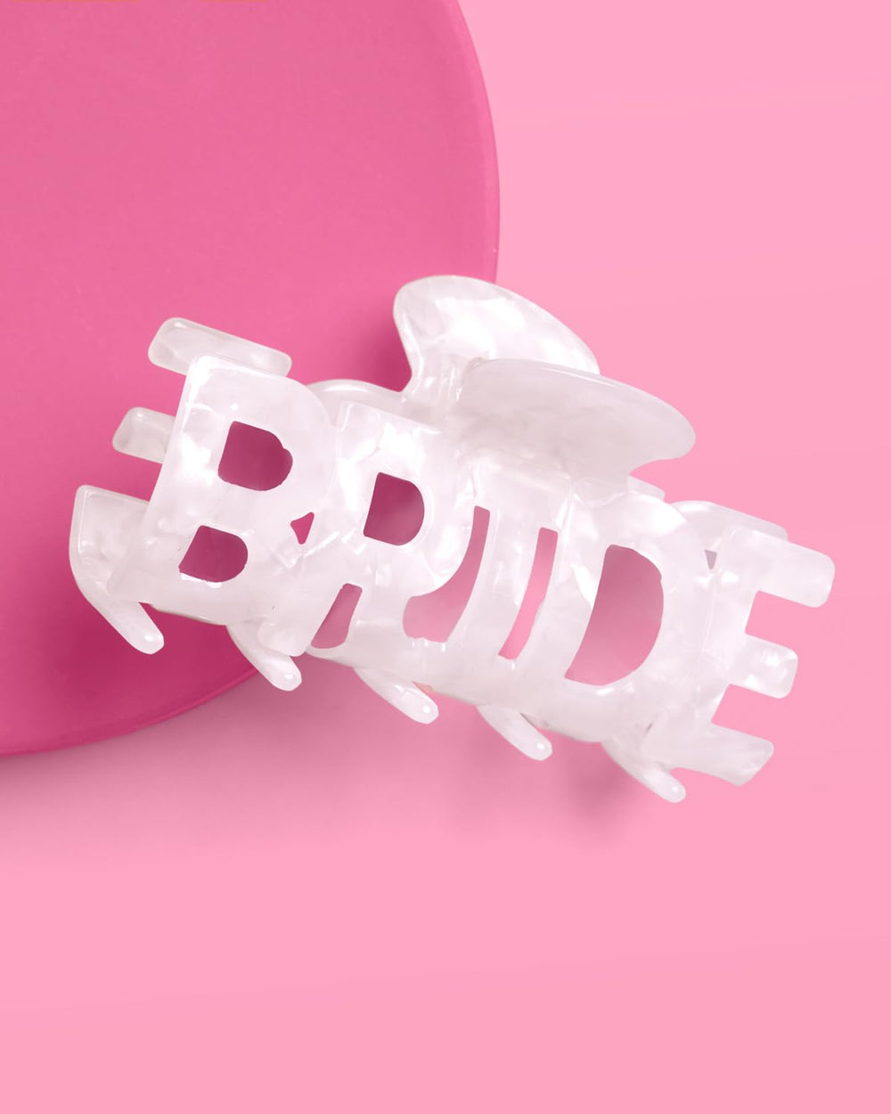 Clip XO Fetti Bride, lettres BRIDE visibles des deux côtés pour un look net.
