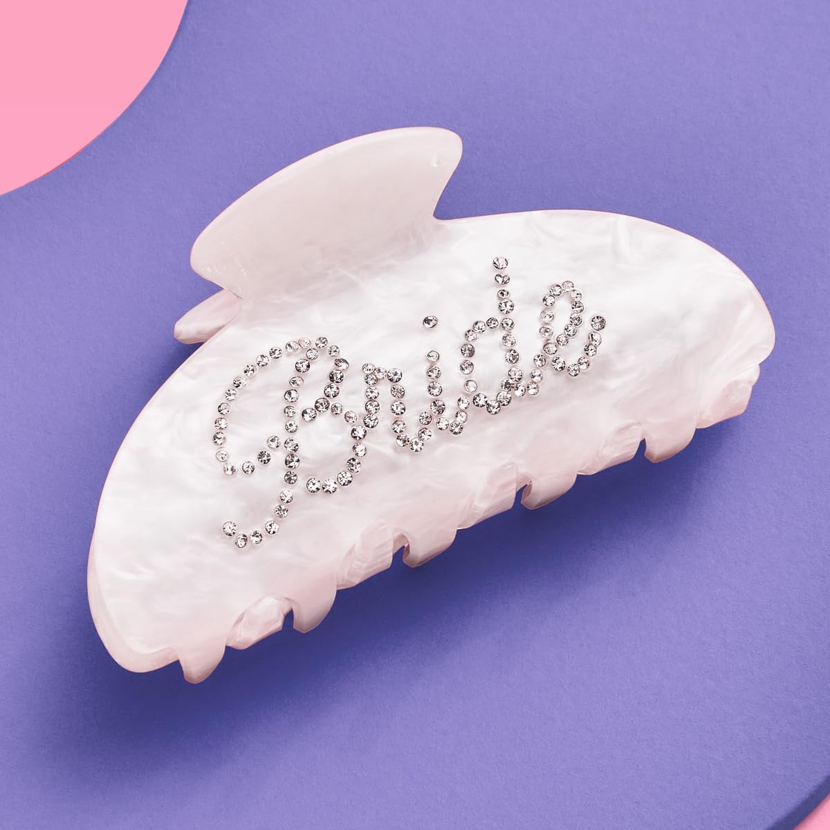 Clip mariée xo en acrylique blanc, effet nacré pour un look lumineux