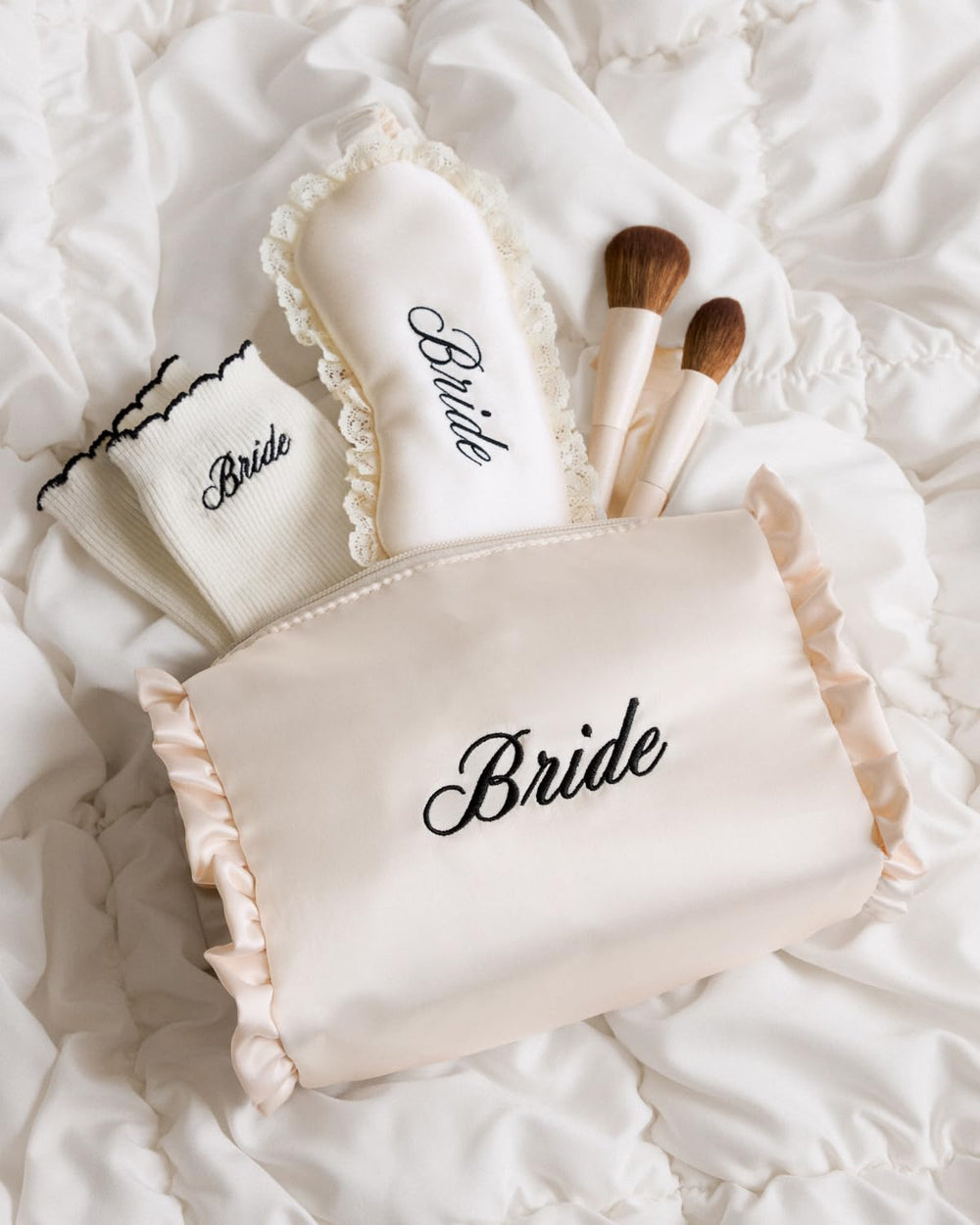 xo Fetti sac cosmétique satin dédié à l’enterrement de vie de jeune fille.