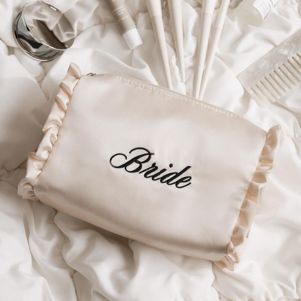 xo Fetti sac cosmétique satin avec volants côtés pour une routine beauté élégante.