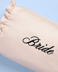 xo Fetti sac cosmétique satin avec fermeture perle, ajout chic et pratique.