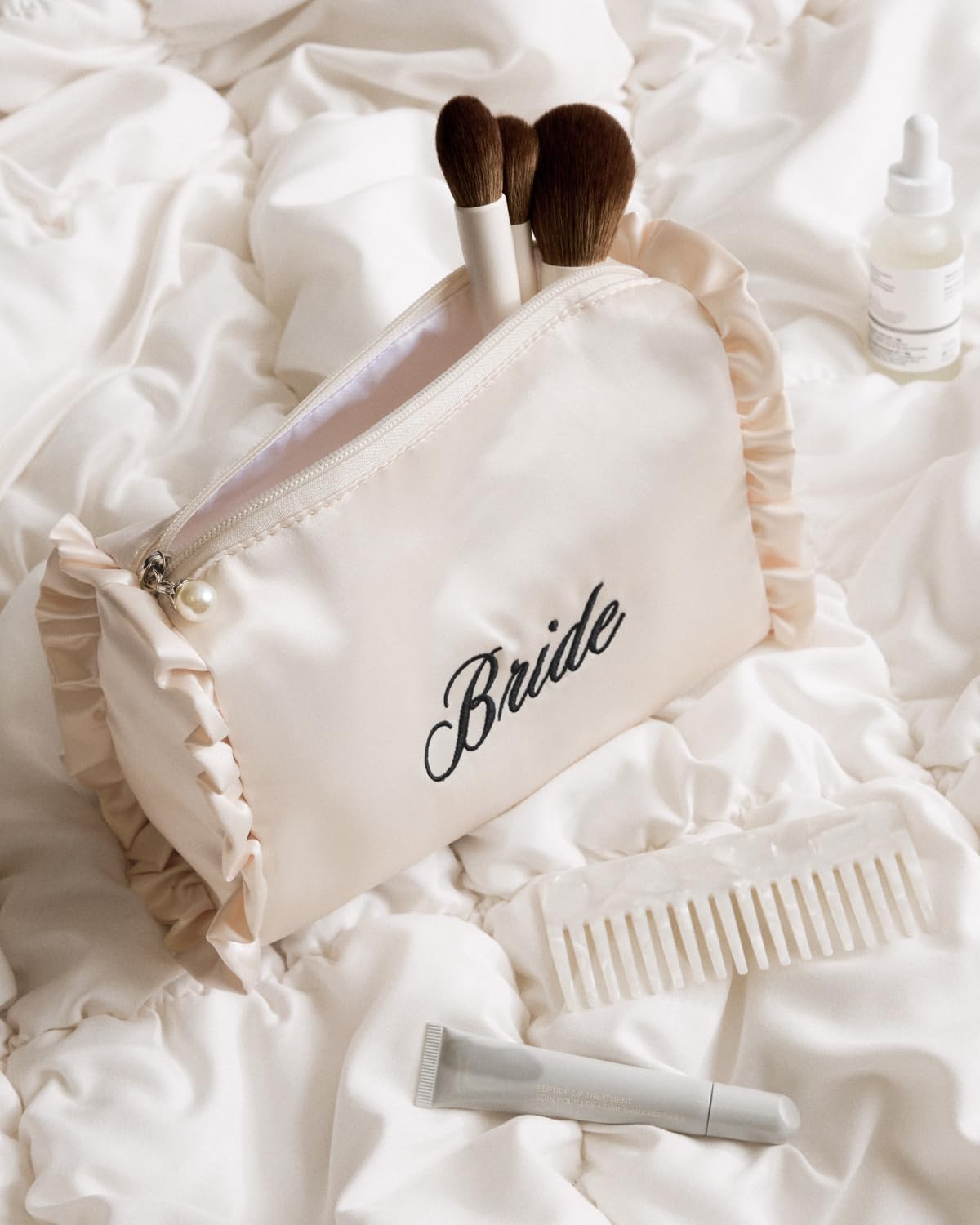 xo Fetti sac cosmétique satin, volants côté pour un rendu raffiné.