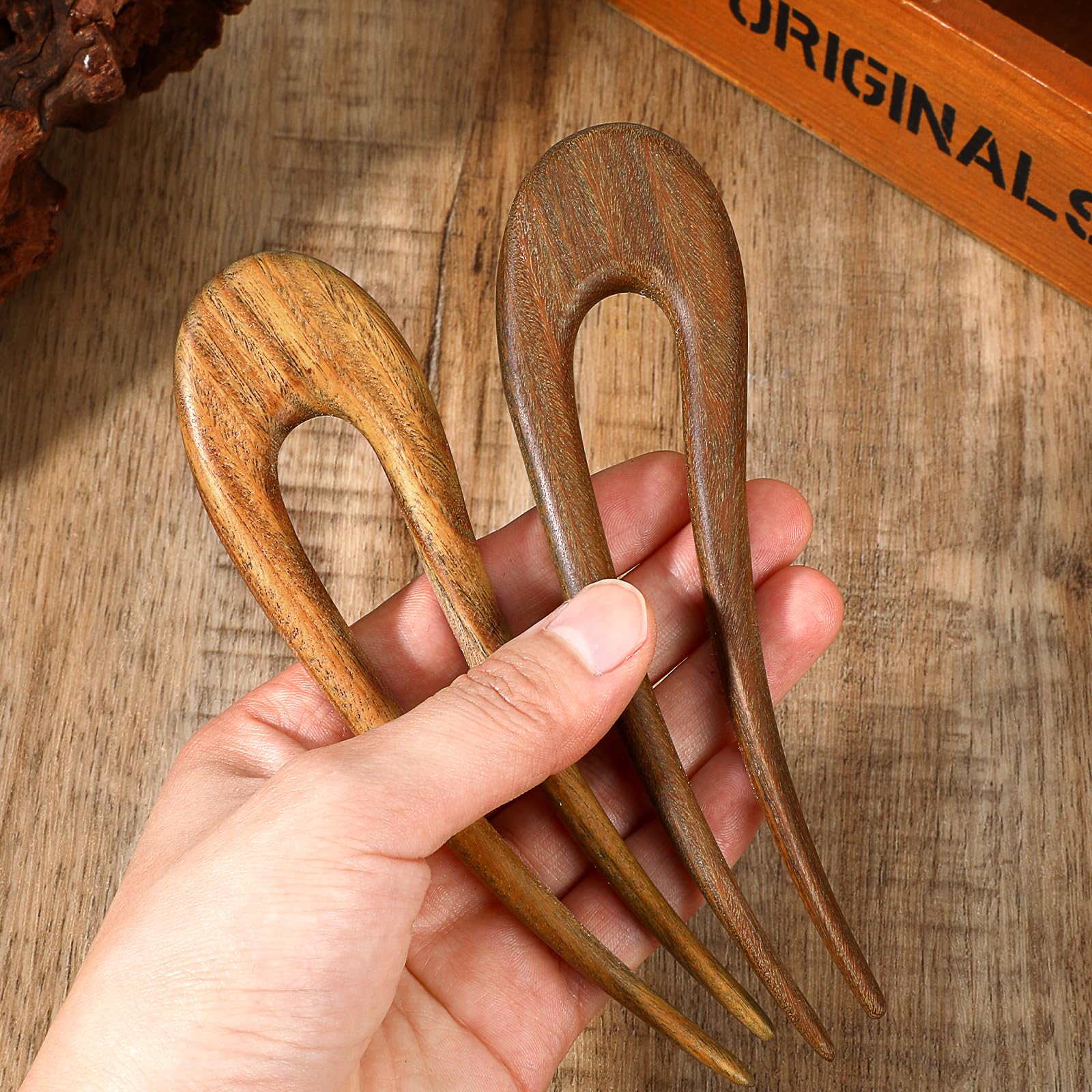 Épingle Xthrotsenk en bois brun-vert, finition lisse et durable.