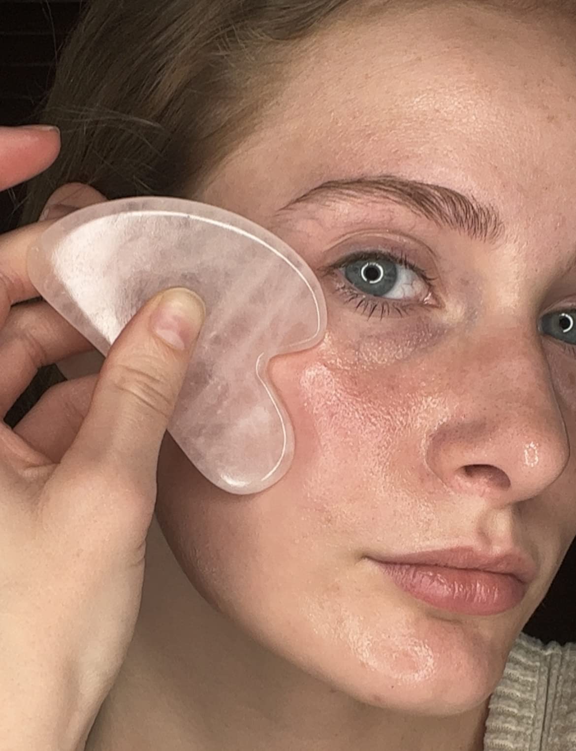 XYZ Skin Gua Sha Glide gouttes dans la main pour application facile