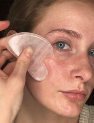 XYZ Skin Gua Sha Glide gouttes dans la main pour application facile