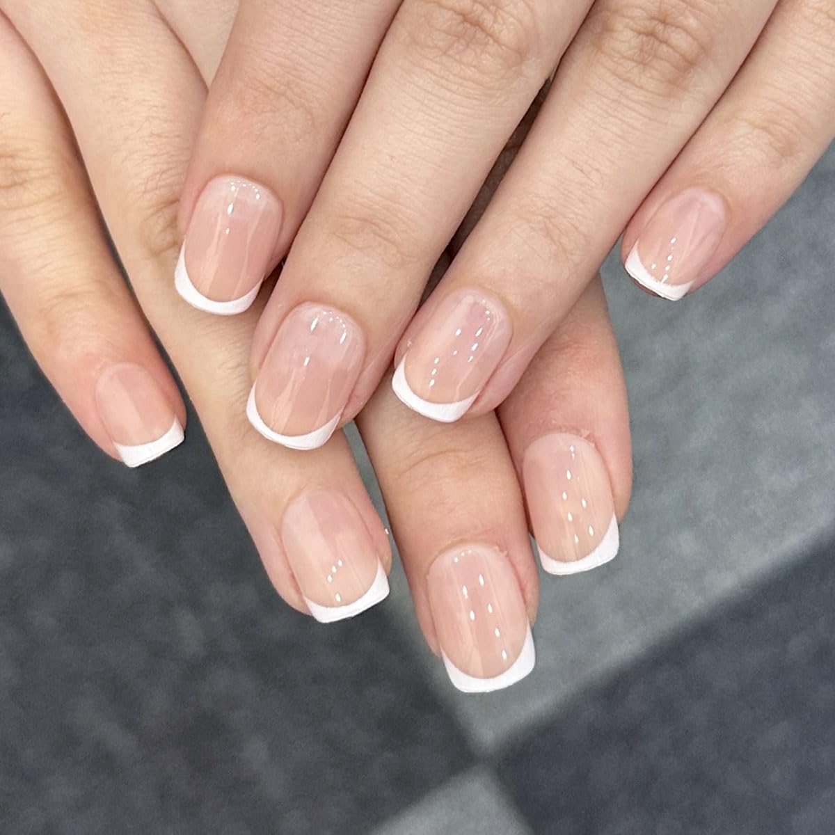 Ongles XZMeiLun blancs courts à pointe française pour un style durable.