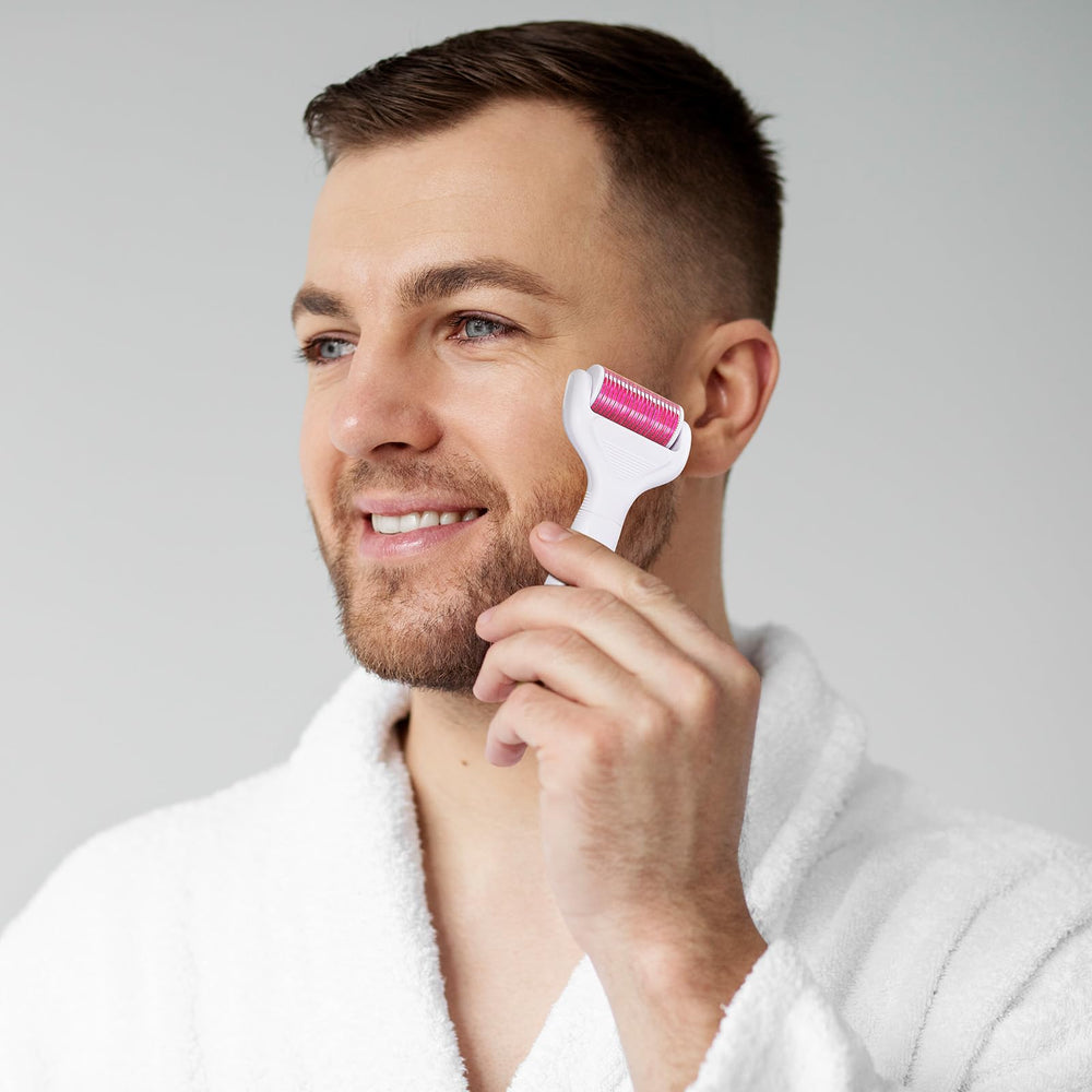 YaFex Derma Roller compact et portable, pratique en déplacement.