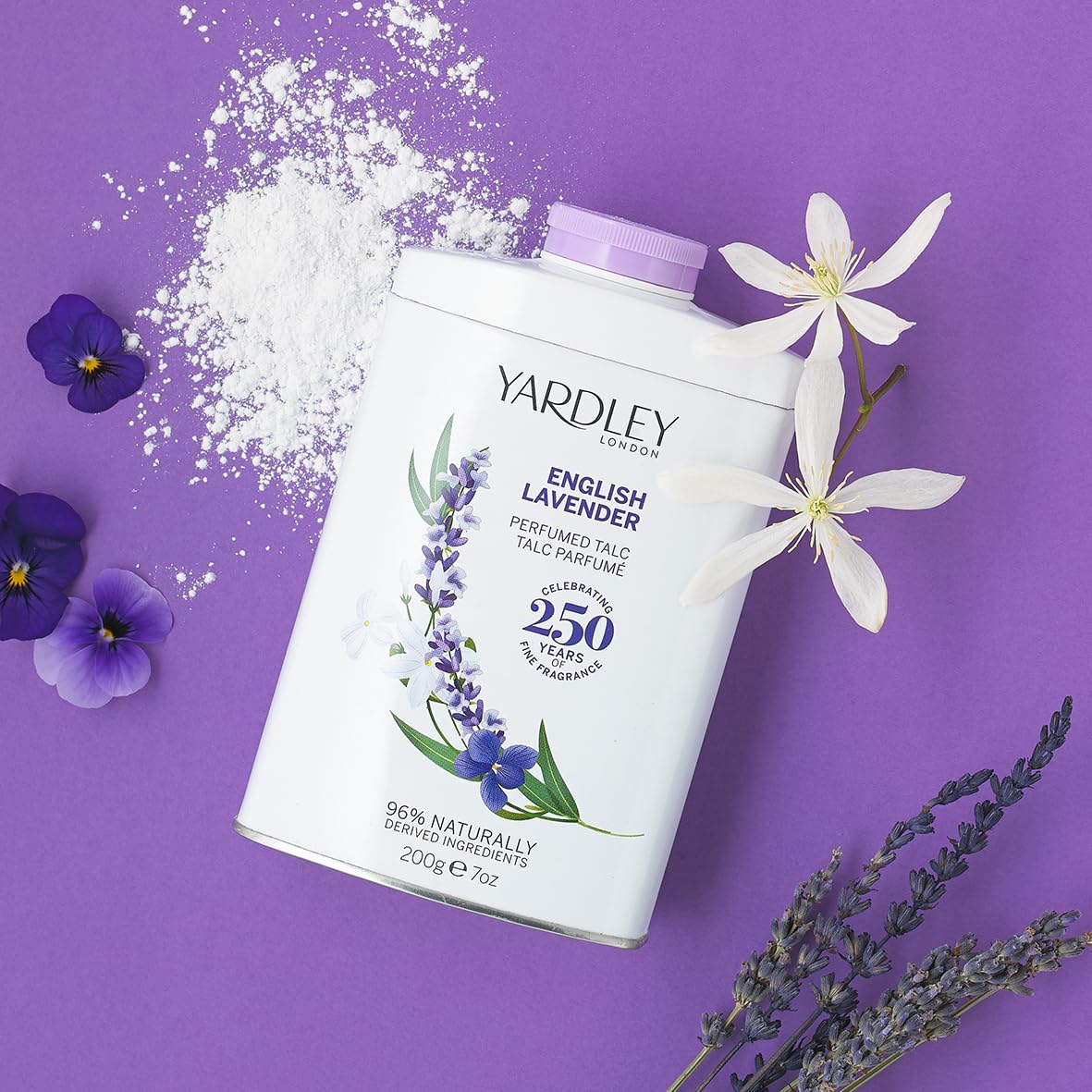 Application de la poudre Yardley Lavande anglaise pour peau douce.