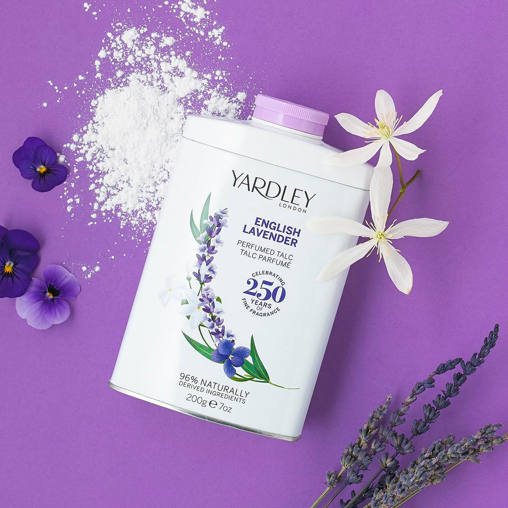 Application de la poudre Yardley Lavande anglaise pour peau douce.