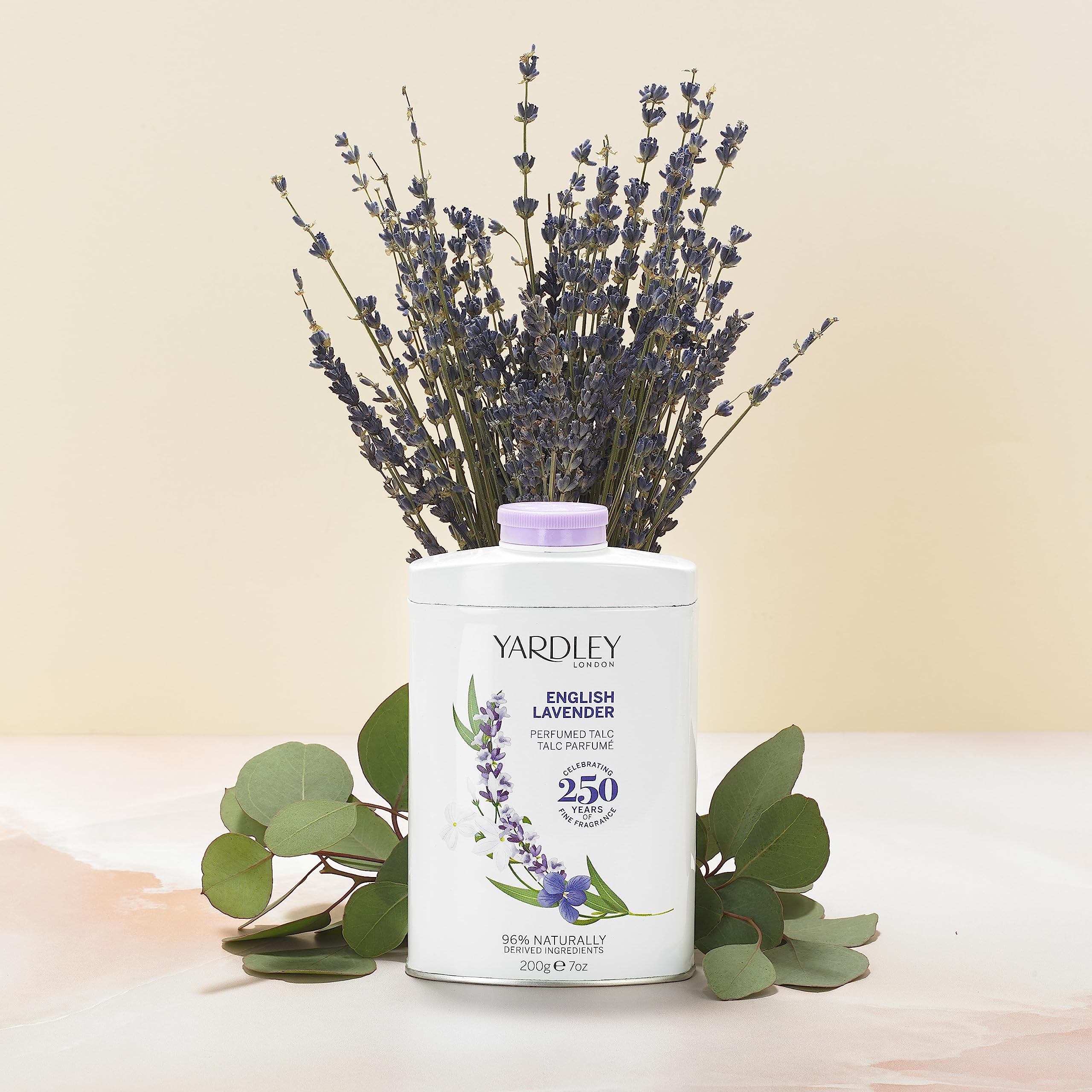 Poudre fine Yardley Lavande anglaise offrant toucher soyeux et fraîcheur.