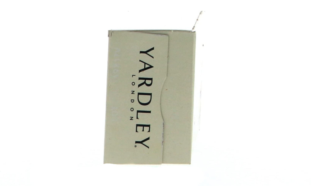 Mousse légère se forme lors de l’usage Yardley London avoine-amande.