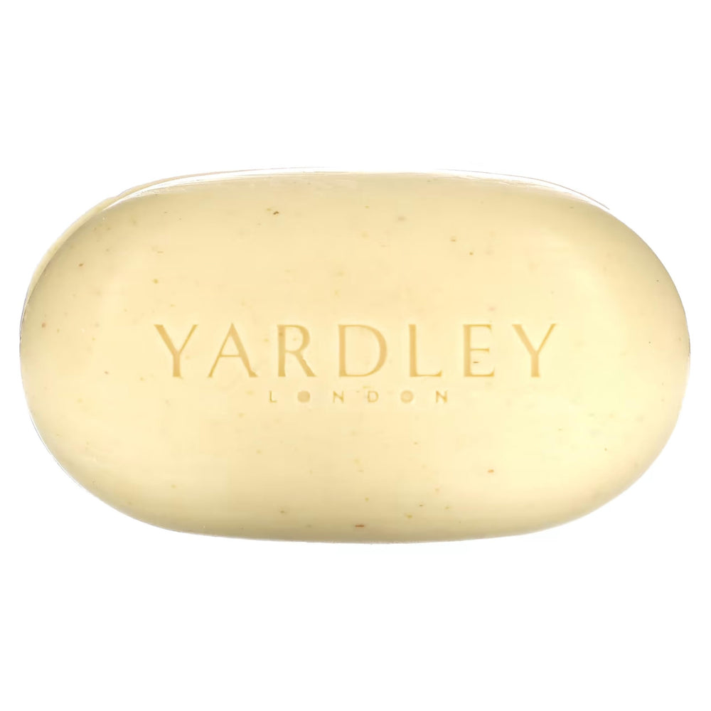 Hydratation douce et peau réconfortée avec le savon Yardley London avoine-amande.