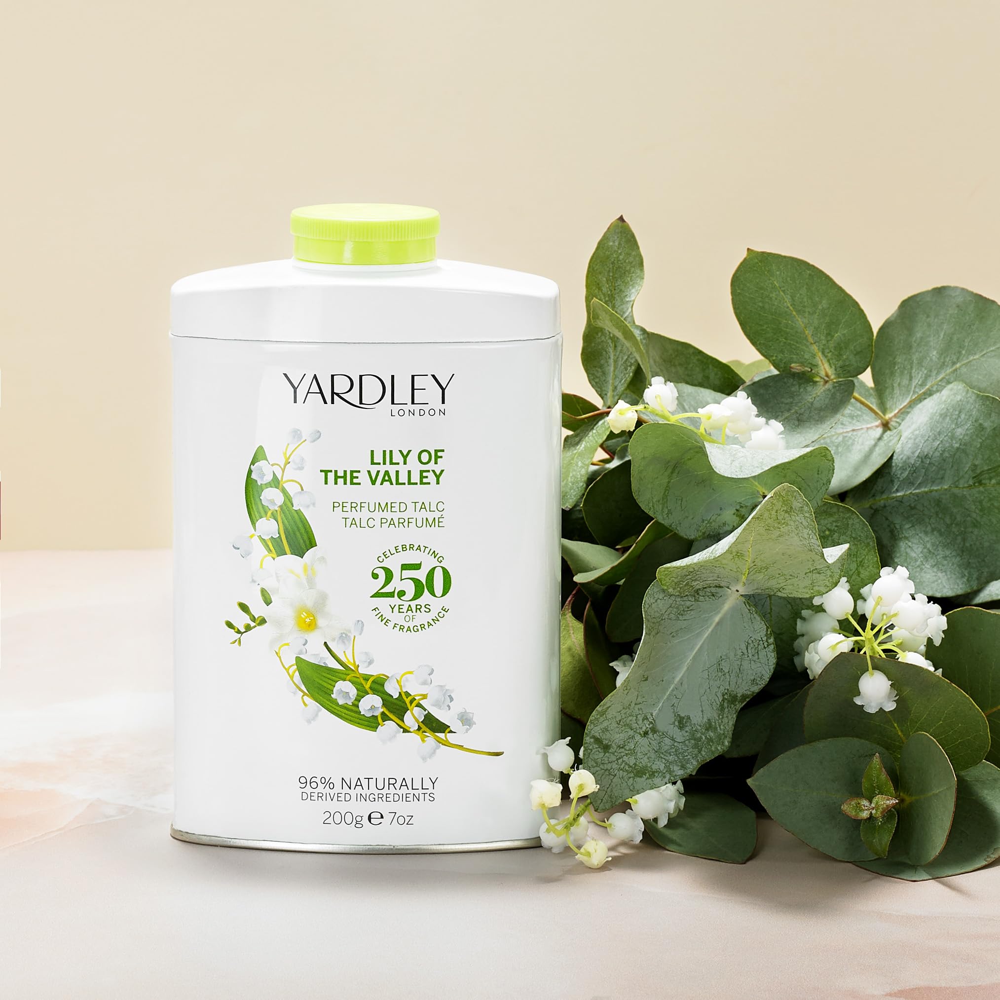 Texture soyeuse en gros plan pour une sensation de fraîcheur durable Yardley London