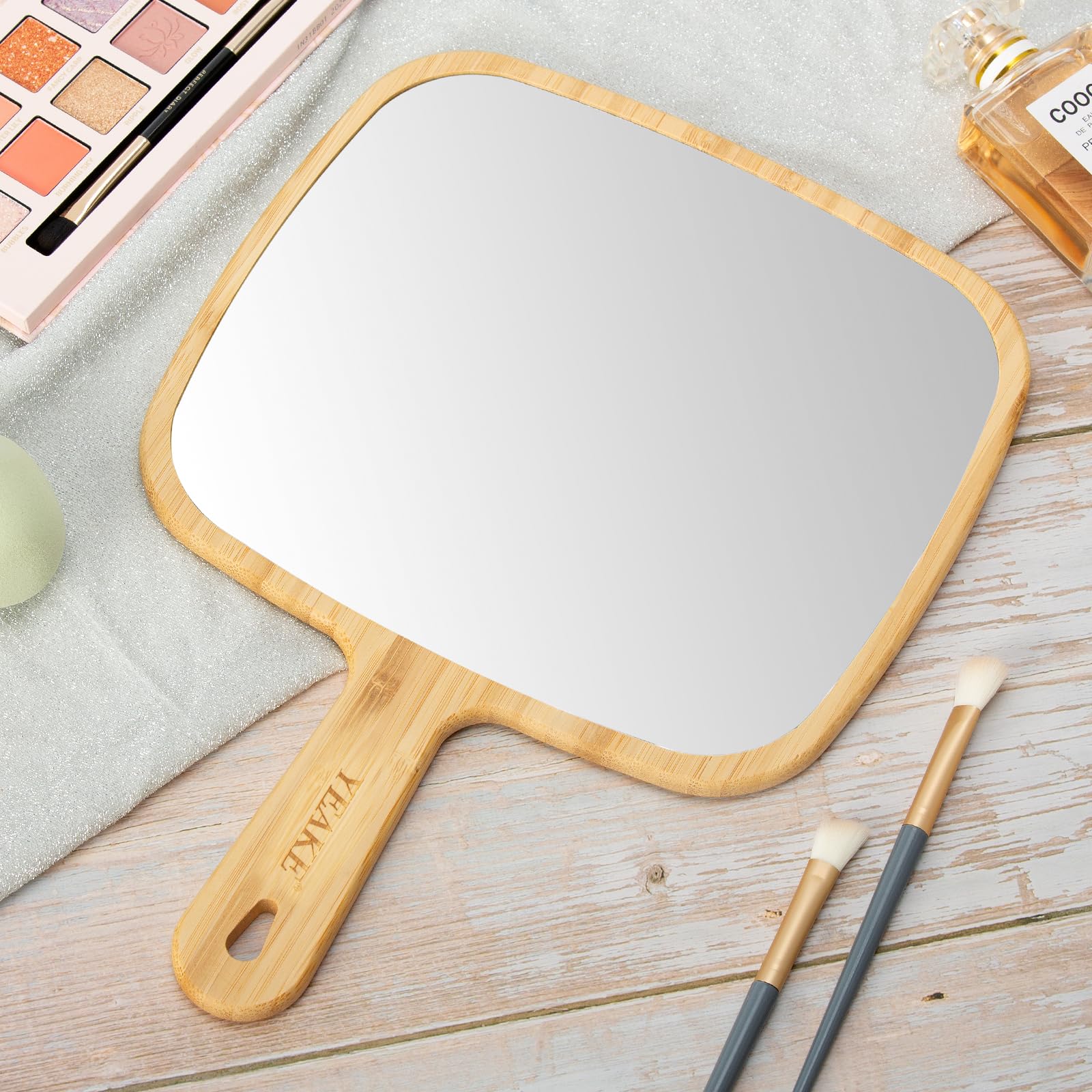 Design moderne du miroir YEAKE, idéal pour salons et soins professionnels