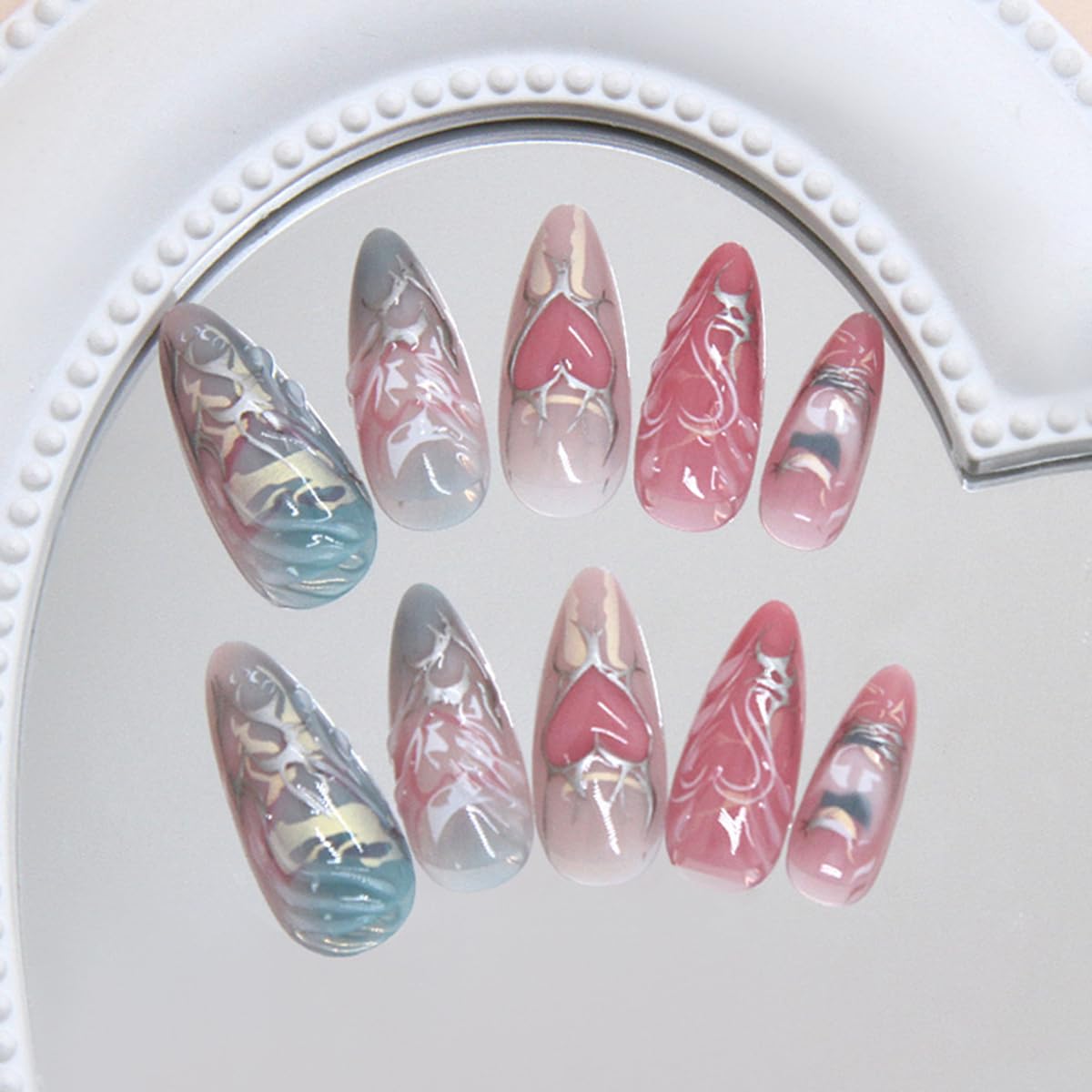 Tampon coton nettoyant inclus pour préparer les ongles avant la pose.