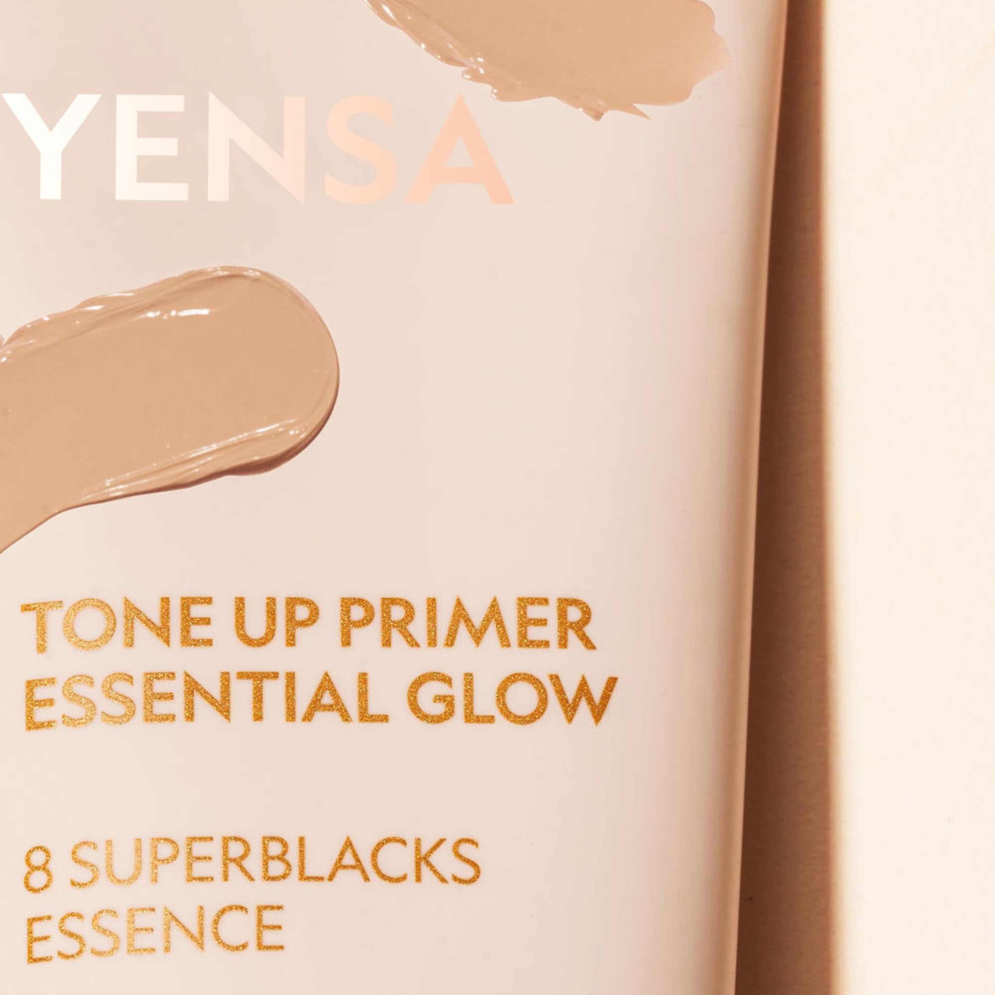 Formule super-aliments de YENSA illumine et nourrit la peau dès l’application.