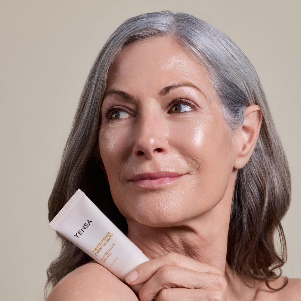 YENSA Tone Up Essential Glow Primer – réduit visuellement les pores pour un teint net.