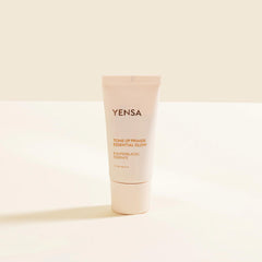 YENSA Tone Up Essential Glow Primer – texture légère et satinée pour fini invisible.