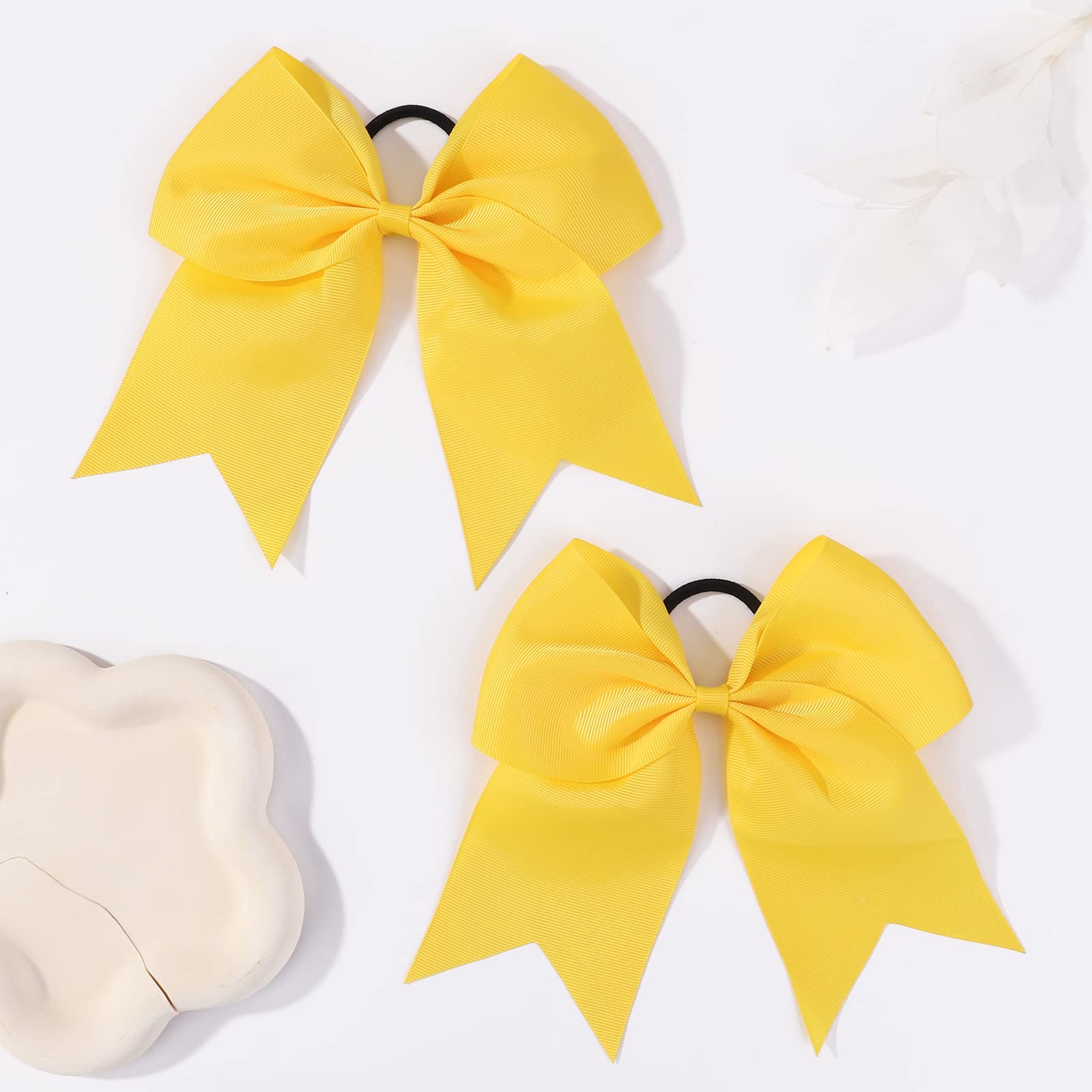 Accessoire cheveux jaune, parfait pour compléter les coiffures quotidiennes.