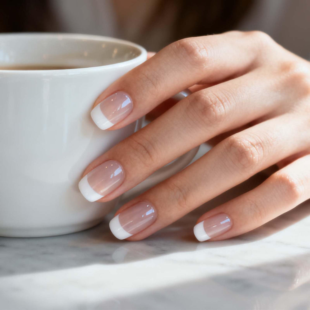 YIZHUO bande gel: pointe française blanche sur base claire pour un look élégant.