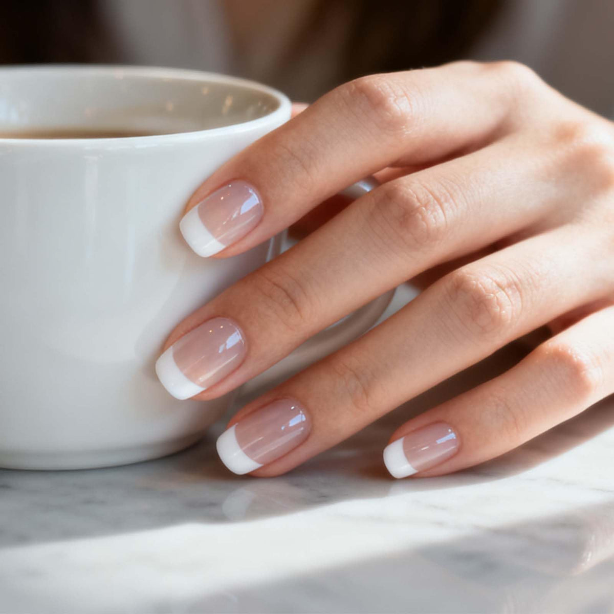 YIZHUO bande gel: pointe française blanche sur base claire pour un look élégant.