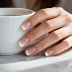 YIZHUO bande gel: pointe française blanche sur base claire pour un look élégant.