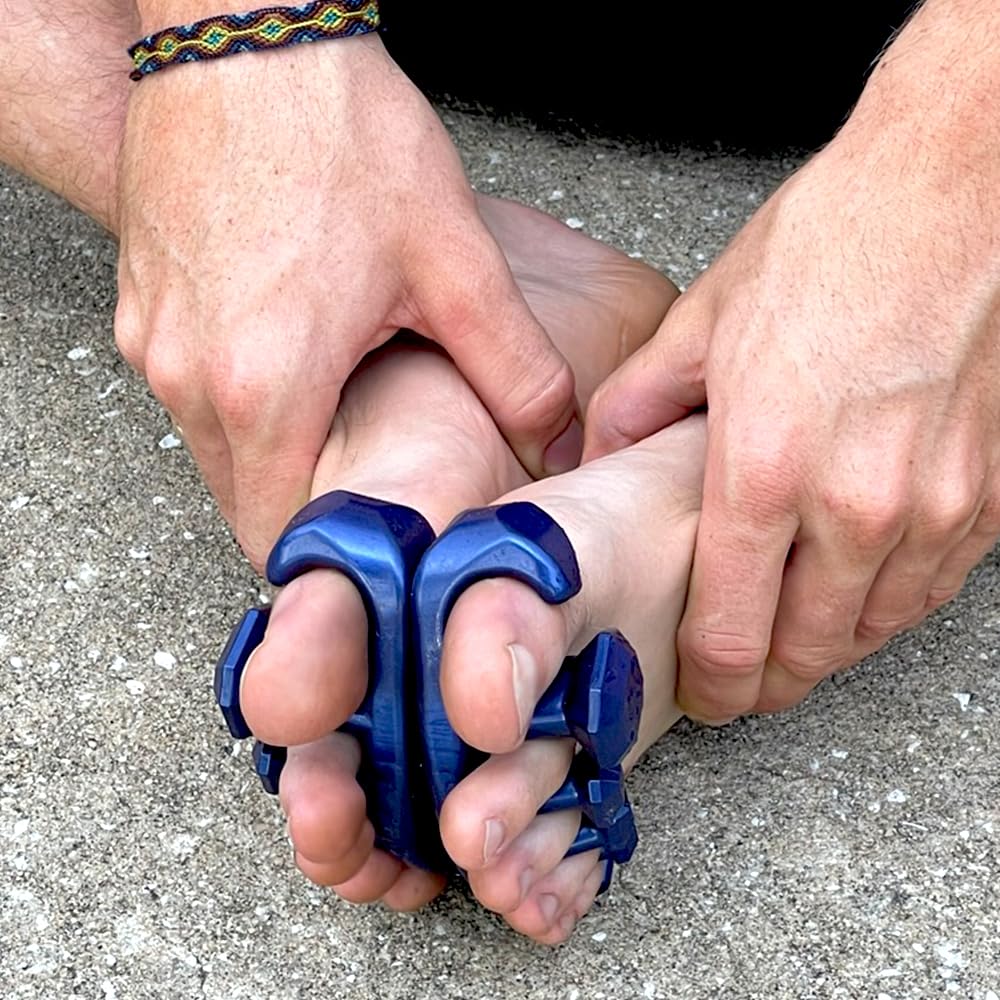 YogaToes Gems pour hommes, utilisateur portant les séparateurs d'orteils lors d'un étirement.