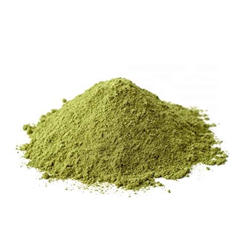 Poudre Bhringraj de Yogi's Gift mélangée en masque cheveux, apportant douceur et brillance.
