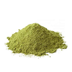 Poudre Bhringraj de Yogi's Gift mélangée en masque cheveux, apportant douceur et brillance.