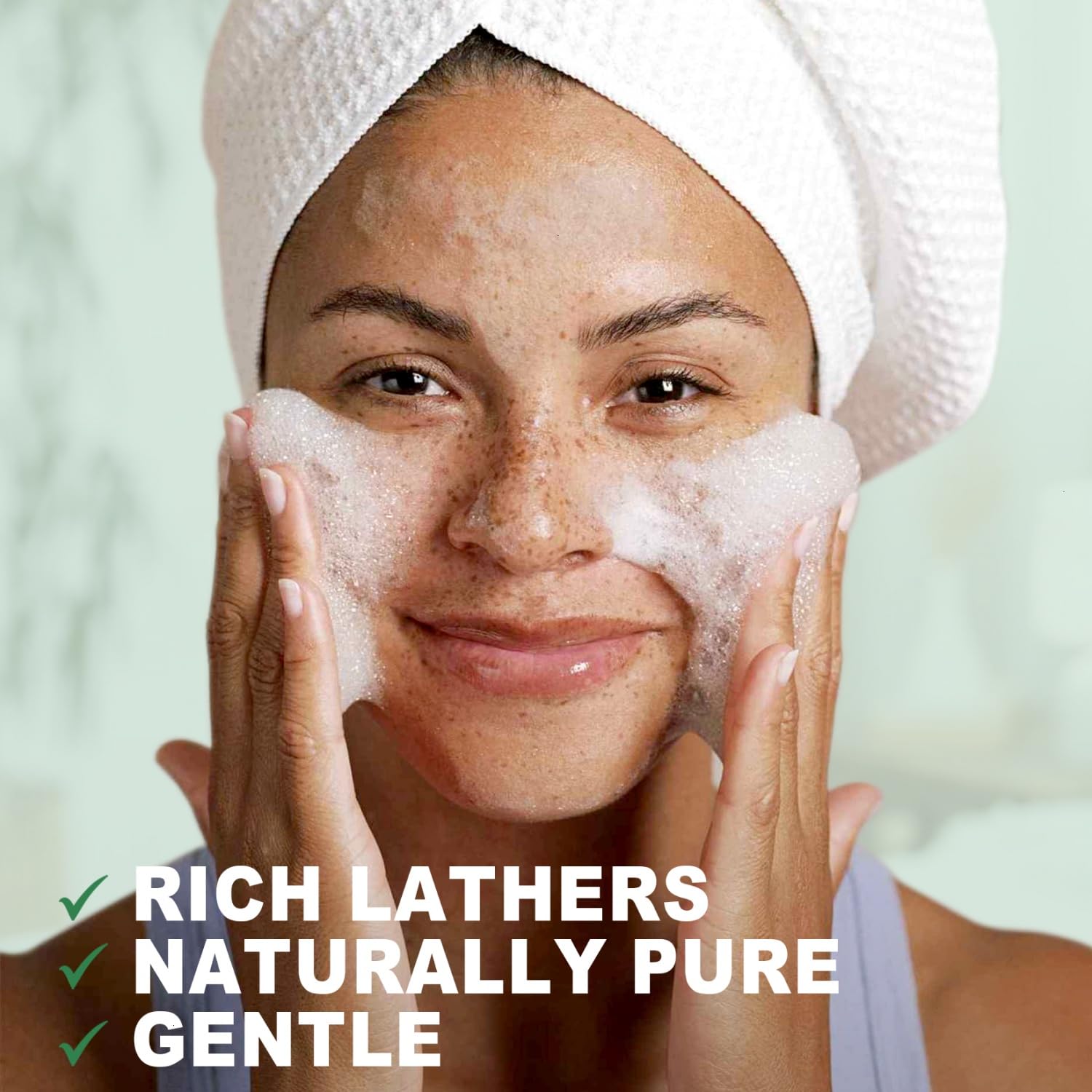 Flacon Yoken Castile sans parfum près de la baignoire, nettoyage corporel simple.