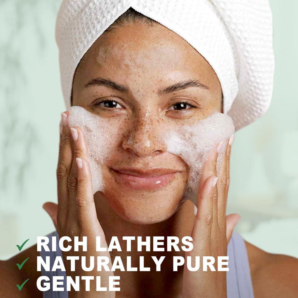 Flacon Yoken Castile sans parfum près de la baignoire, nettoyage corporel simple.